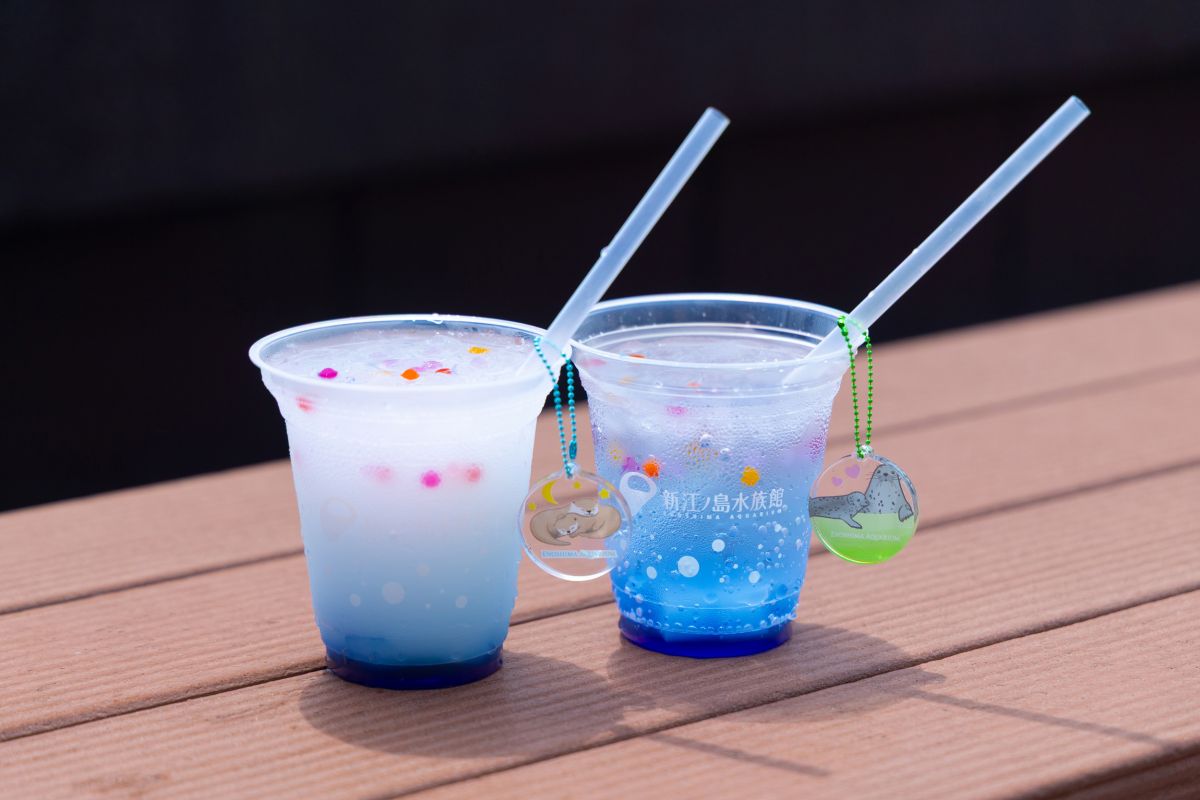 (左から)「キーホルダー付きドリンク ブルーカルピス」「キーホルダー付きドリンク ブルーソーダ」各680円