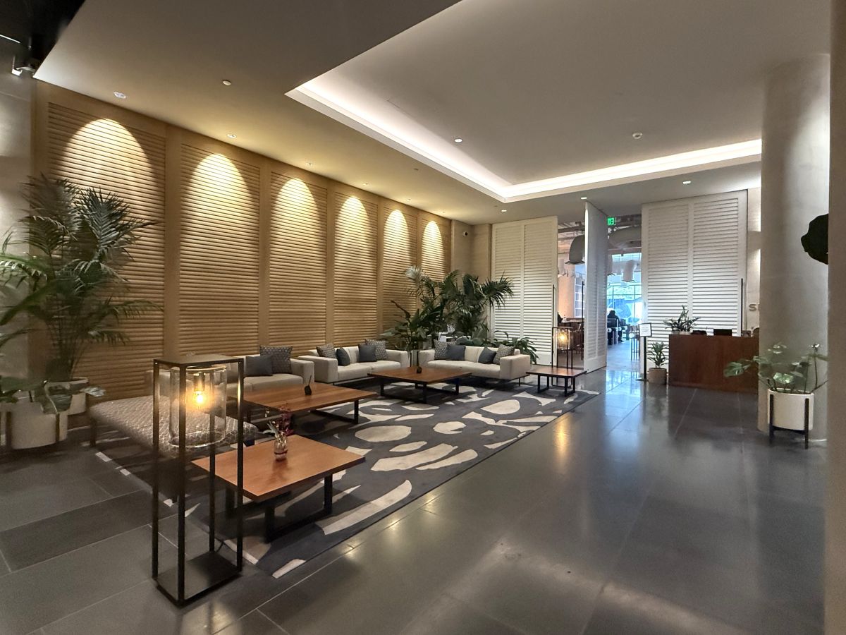 エントランスを入ると、居心地の良いソファが並ぶ広々としたロビー