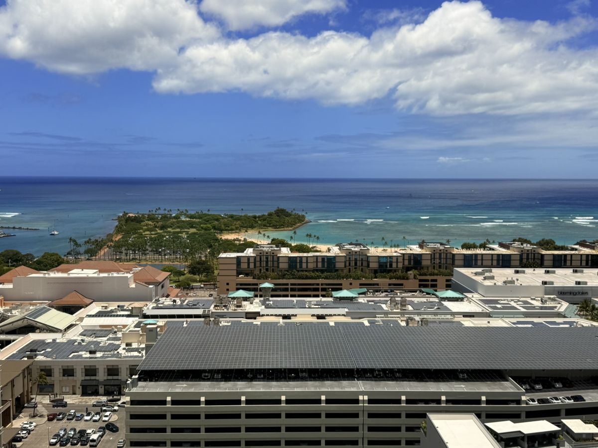 手前にある建物はアラモアナセンター、奥にあるビーチがアラモアナビーチ