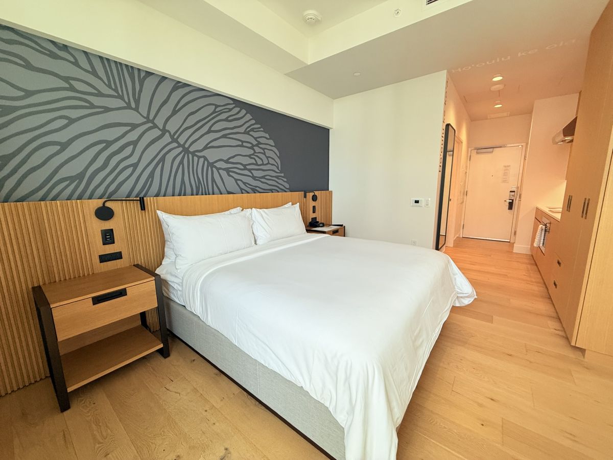 レジデンスタイプの客室（レジデンス・パーシャルオーシャンビュー）は、グレーを色調とした壁紙アート