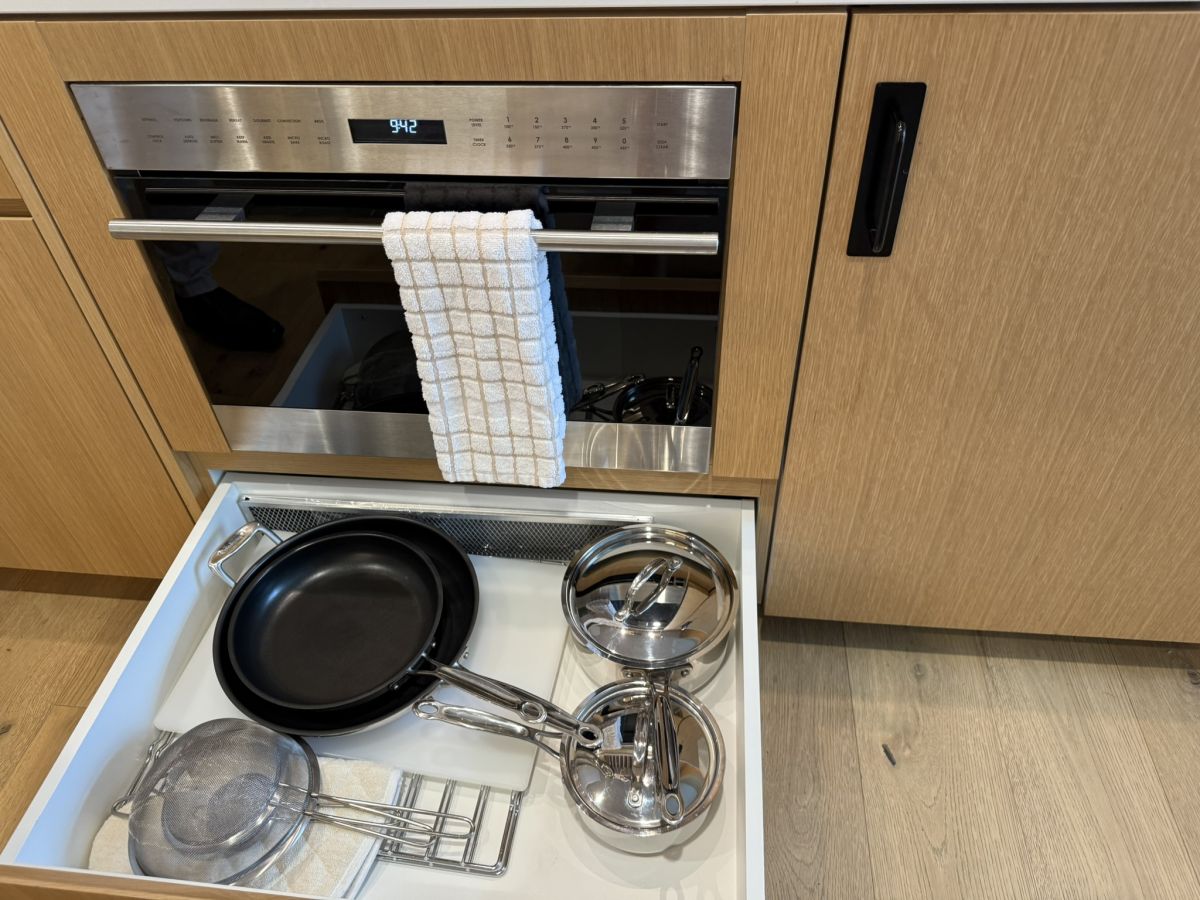 鍋やフライパン、食器類などのキッチン用品が揃っているので、滞在中に料理も楽しめます