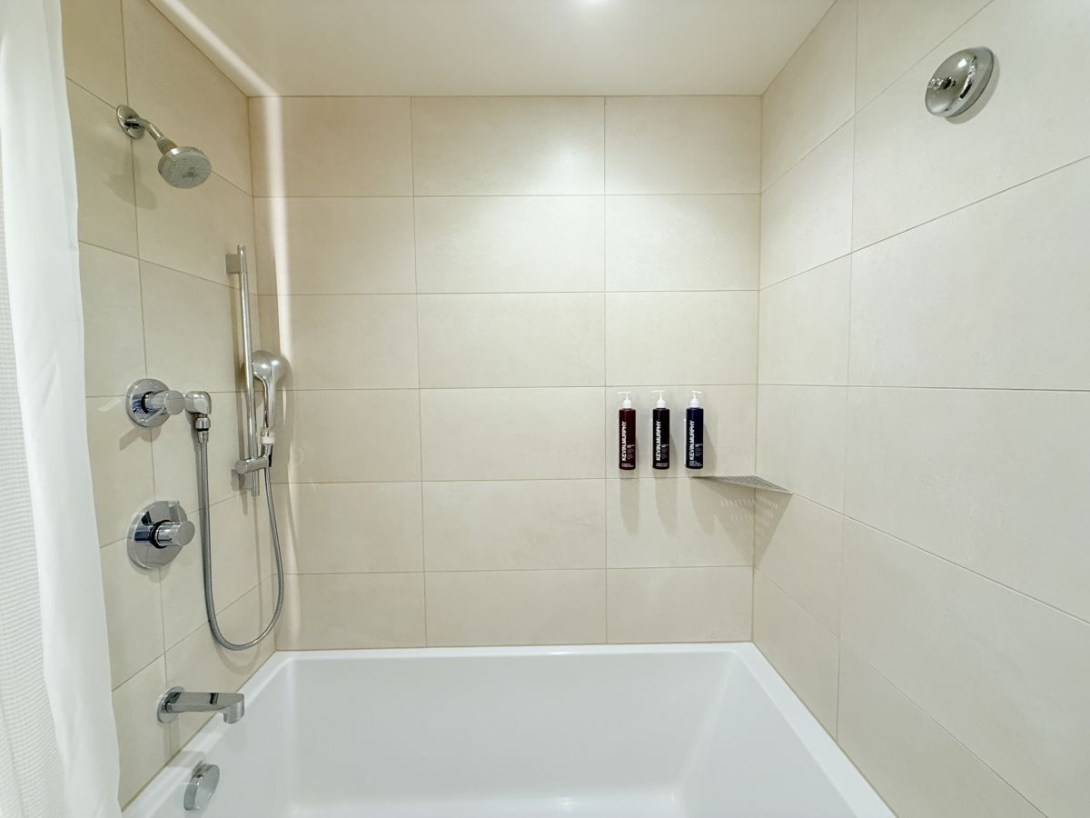 固定式とハンドタイプのシャワーが備わっている