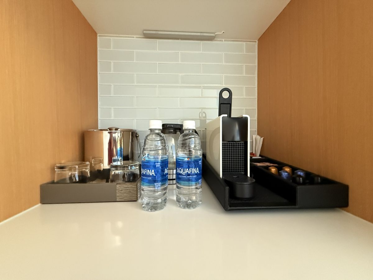 客室には、ネスプレッソマシンやティーバッグも完備されている