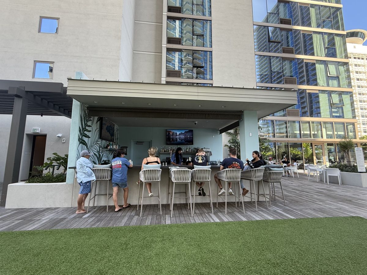 プールデッキにある「「SWAY Bar & Grill」のレストラン＆プールバー