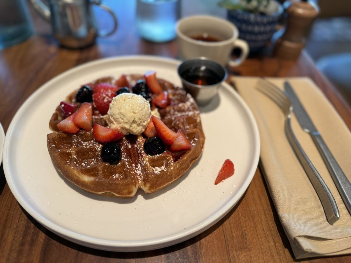 朝食メニューのバターミルクワッフル $24、紅茶$6