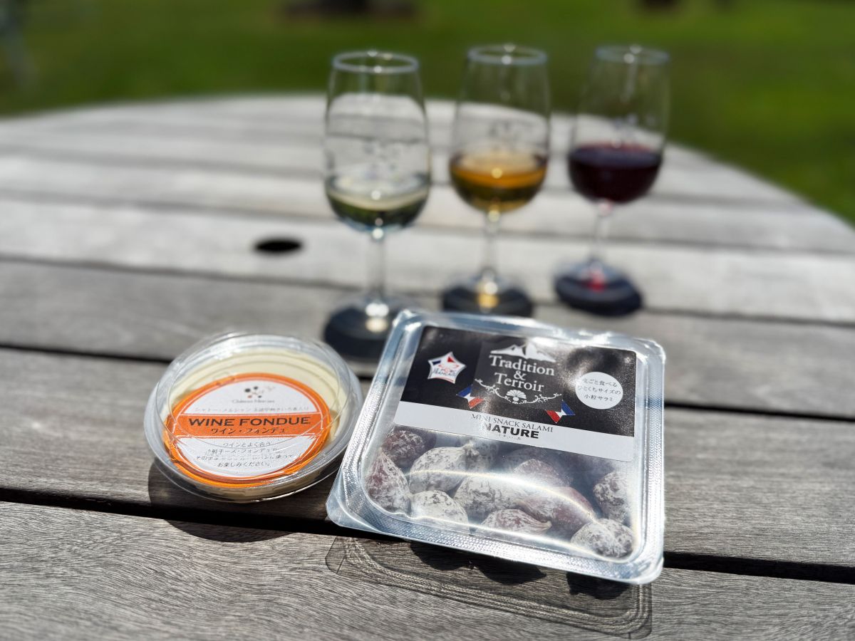 (写真左)「ワイン・フォンデュ(冷製チーズ)」400円(税込)、(写真右)「スナック・サラミ(プレーン)」980円(税込)