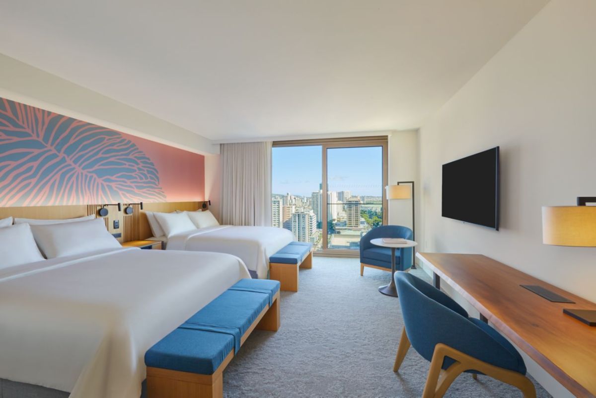 ホテルタイプの客室のオレンジピンクを色調とした壁紙アート／Photo courtesy of Renaissance Honolulu