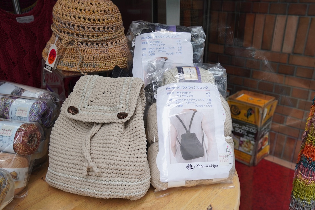 帽子、リュックサック