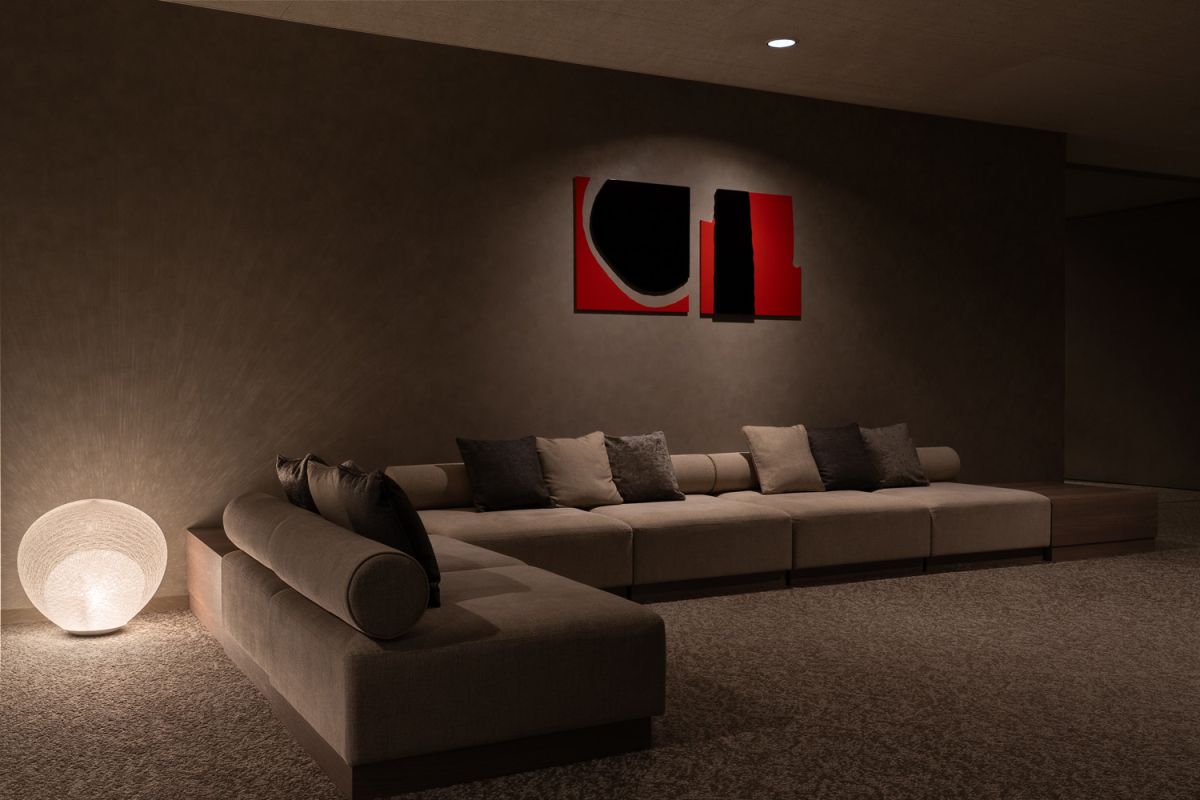 ソファでゆったり休める温泉ラウンジ