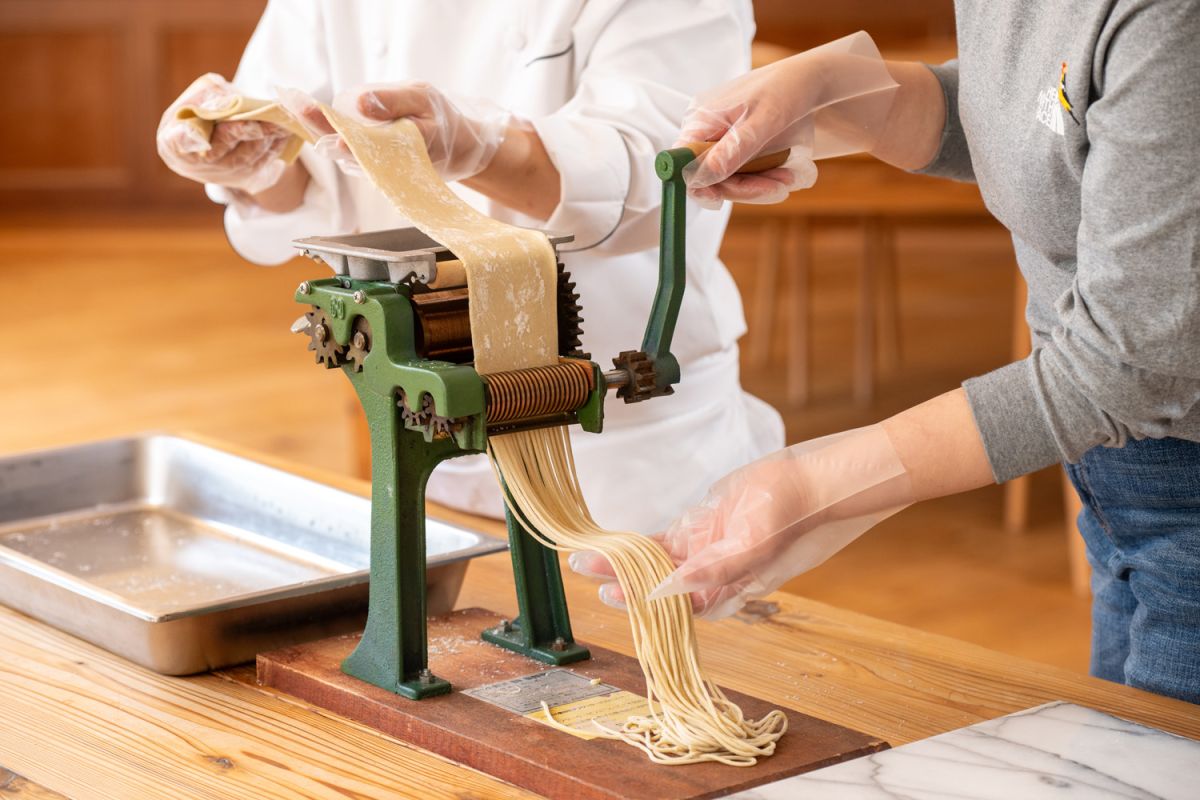 専用のカッターにてゆっくり切り出す麺作り