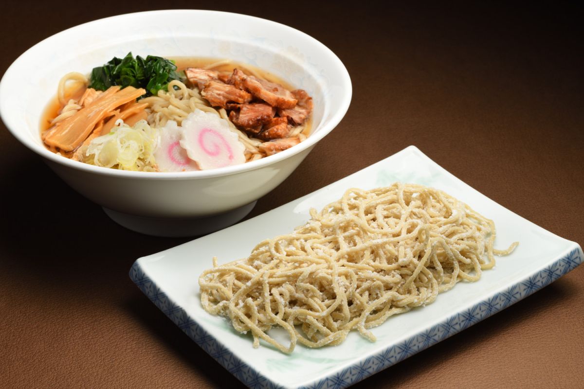 醤油味ベースに縮れた平打ち麺にチャーシューやメンマに長ネギなどがトッピング