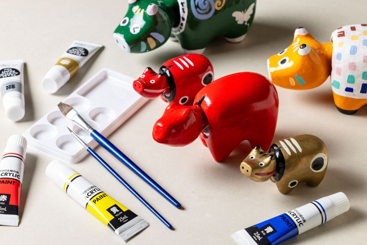 描く模様は自由！　世界でひとつだけの「赤べこ」を作りましょう