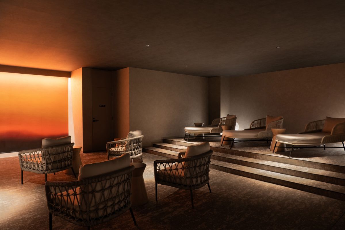 やわらかな光に照らされた温泉ラウンジ