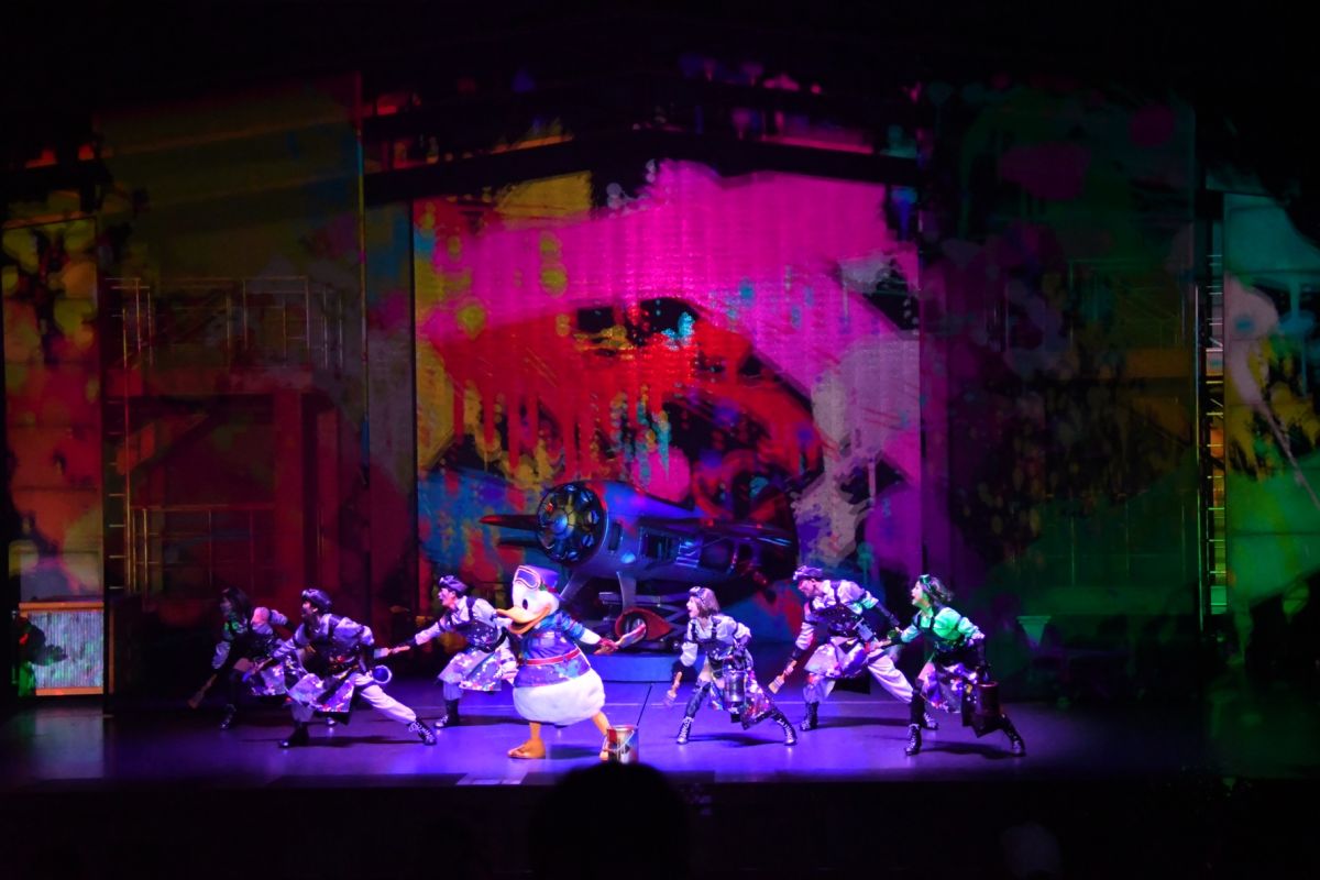 ドナルドやダンサーの持つ刷毛の動きにあわせて、映像も変化していく