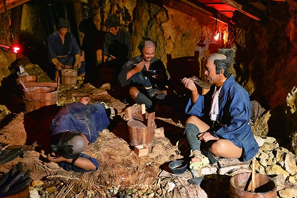 岩盤は硬く1日10cmしか進まない。休憩は4時間に1回の規則