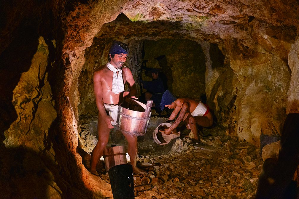 坑道内は水との闘い。涌き出る水をくみ出す水替人足が活躍