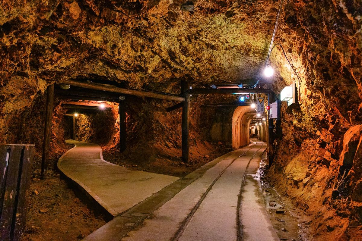 鉱石を積んだトロッコは道遊坑の西側にある高任坑から破砕場へ