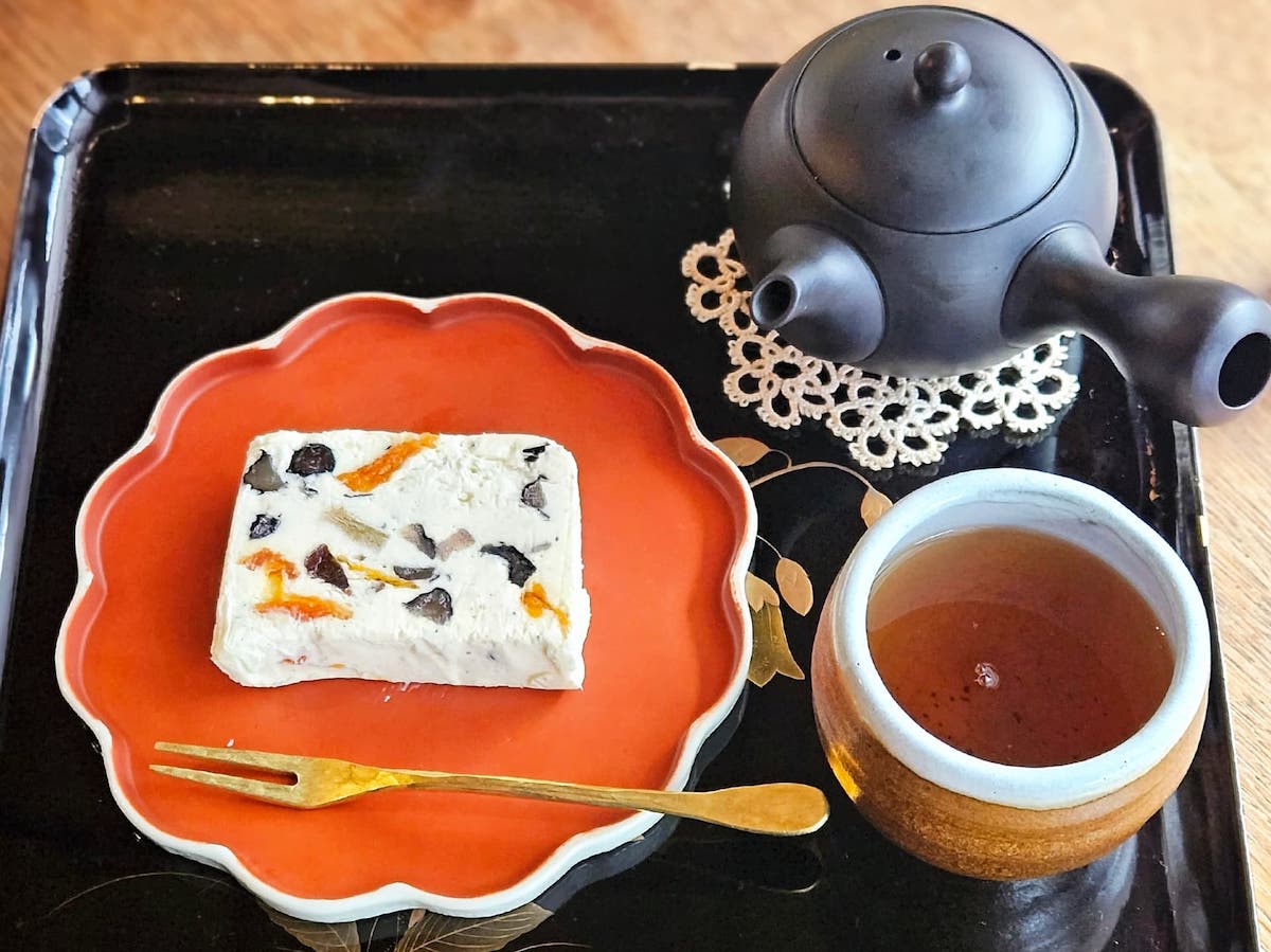 「和風カッサータ」 単品650円、温かいお茶とのセット1250円
