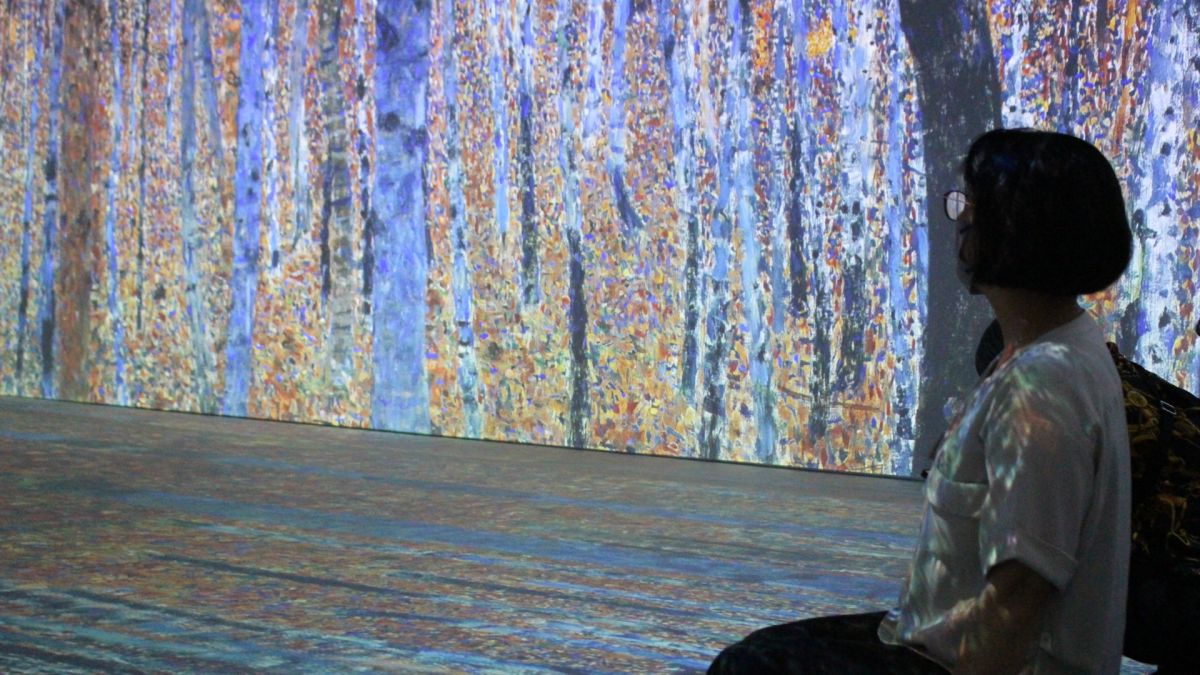 ベンチから見る「クリムト・アライブ」