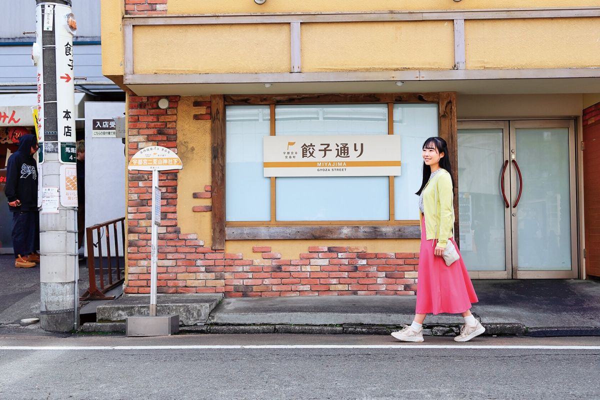 最寄りの市内循環バス「宇都宮二荒山神社下」バス停も餃子型デザイン