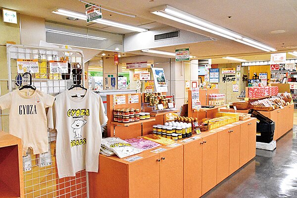 Tシャツから餃子のタレ まで幅広い商品が揃う