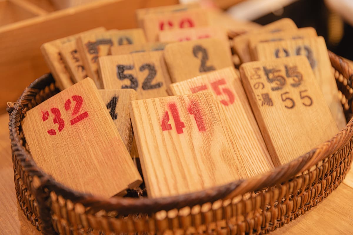 木製の鍵が風情ある