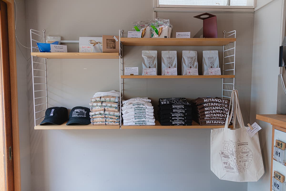 受付横ではオリジナルグッズも販売されている