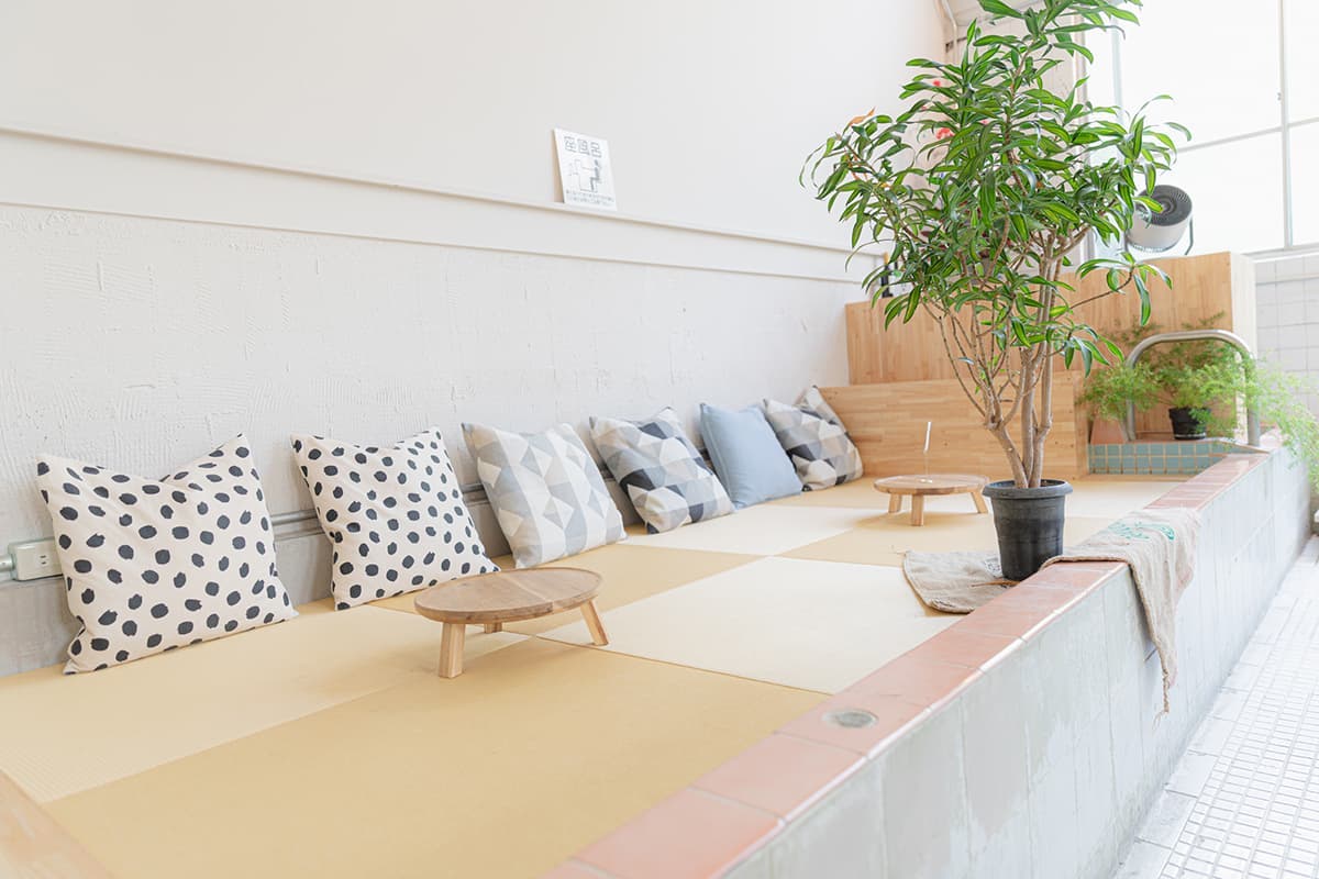 もともと湯船だった場所は畳を敷いて小上がりになっている