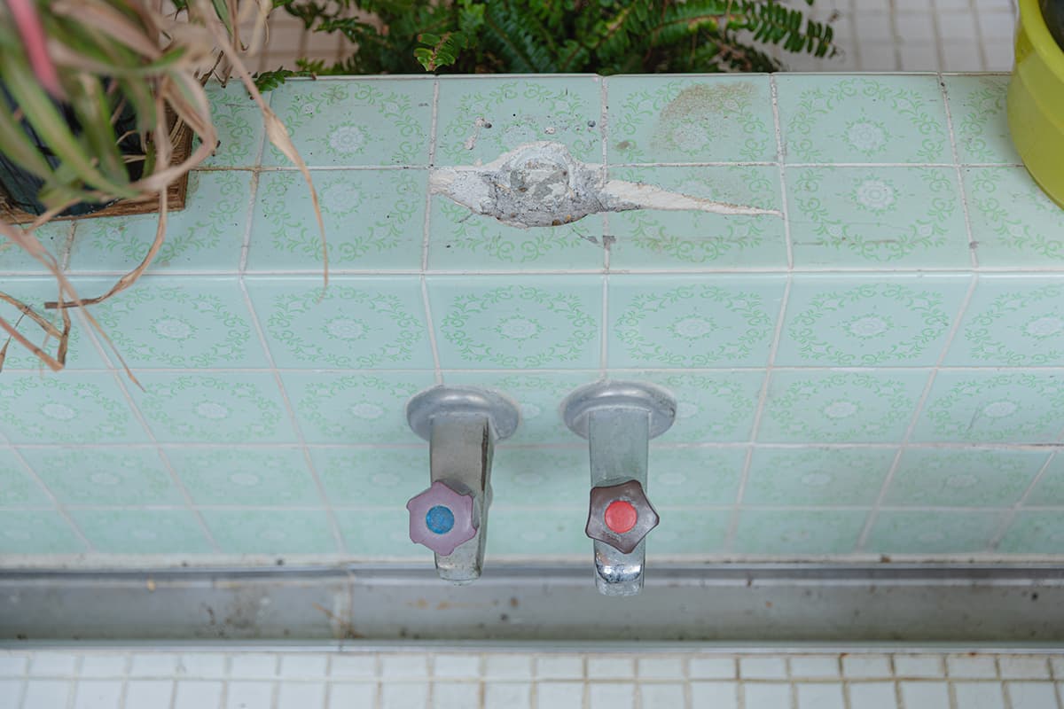 鏡を引き抜いた跡もみられる