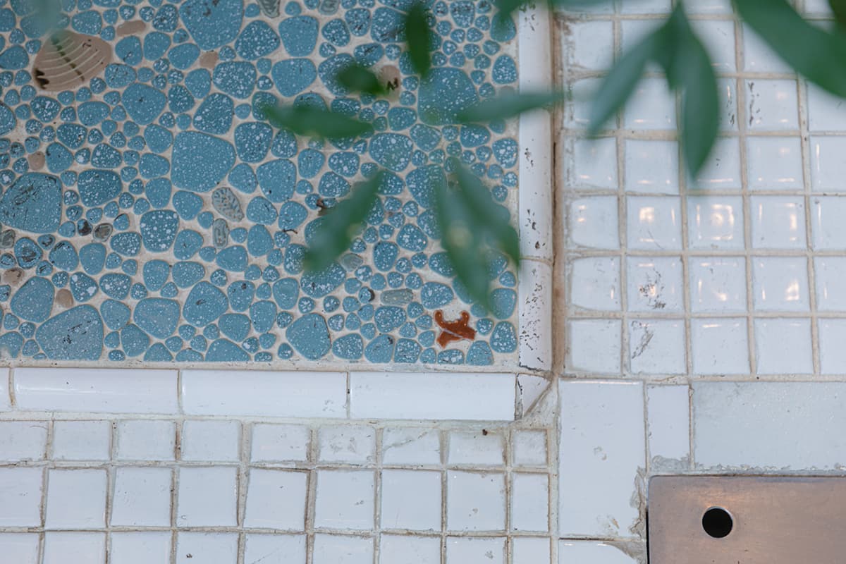 隠しカニのタイル。こんなところにも南国テイストが光る