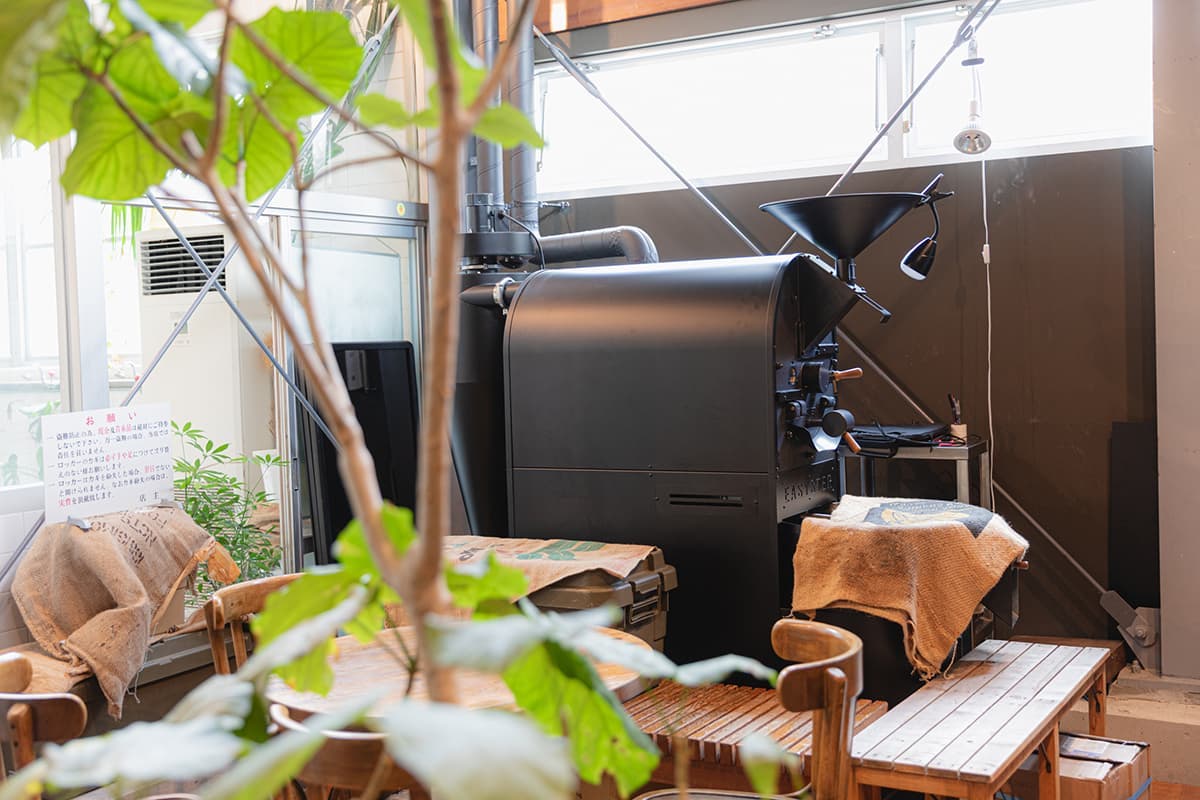 脱衣所スペースに置かれている焙煎機
