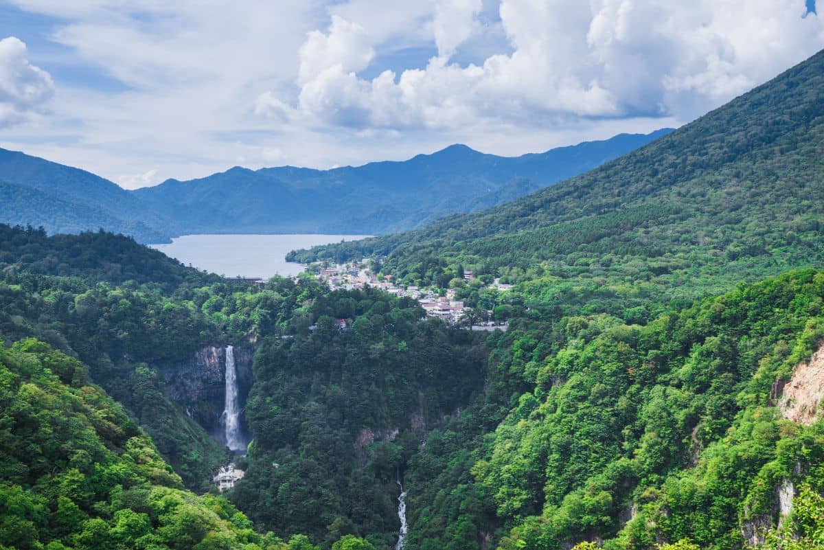 中禅寺湖や華厳の滝が見渡せる日光市「明智平展望台」からの景色