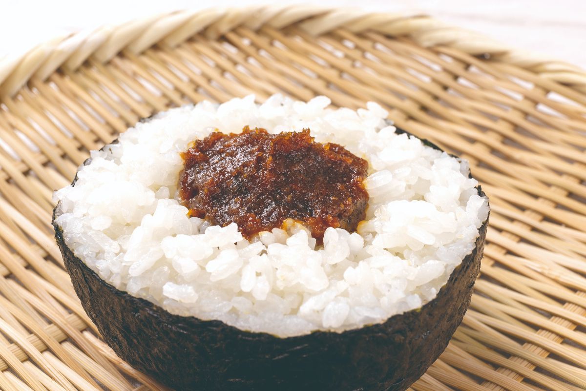 左から「爆弾おにぎり 神楽南蛮味噌」660円