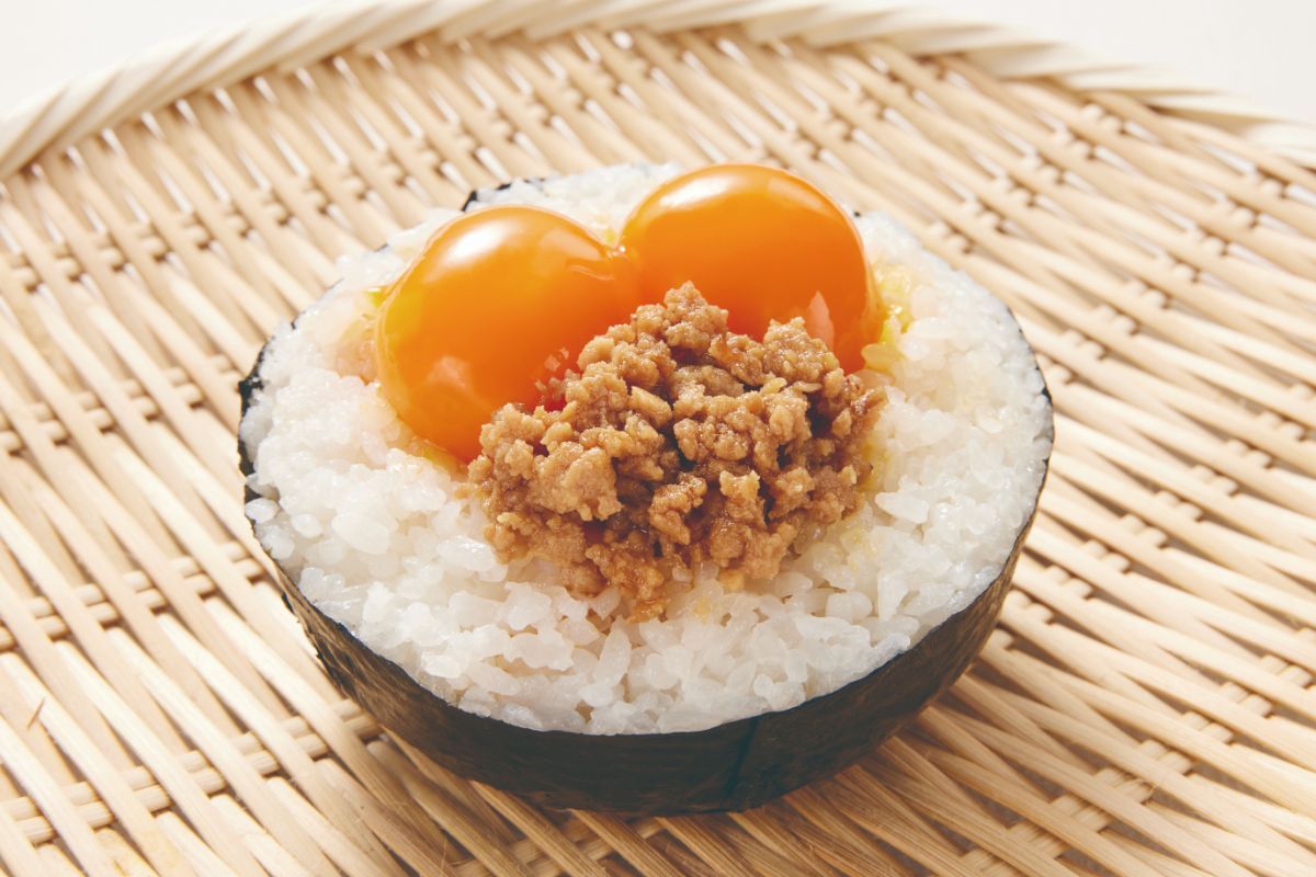「爆弾おにぎり 豚そぼろ×卵黄醤油漬け」730円