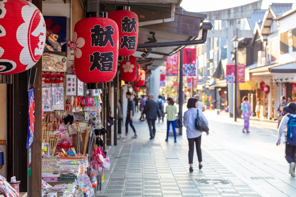 太宰府市「太宰府門前町」。約400mの参道に飲食店やおみやげ物店がずらり
