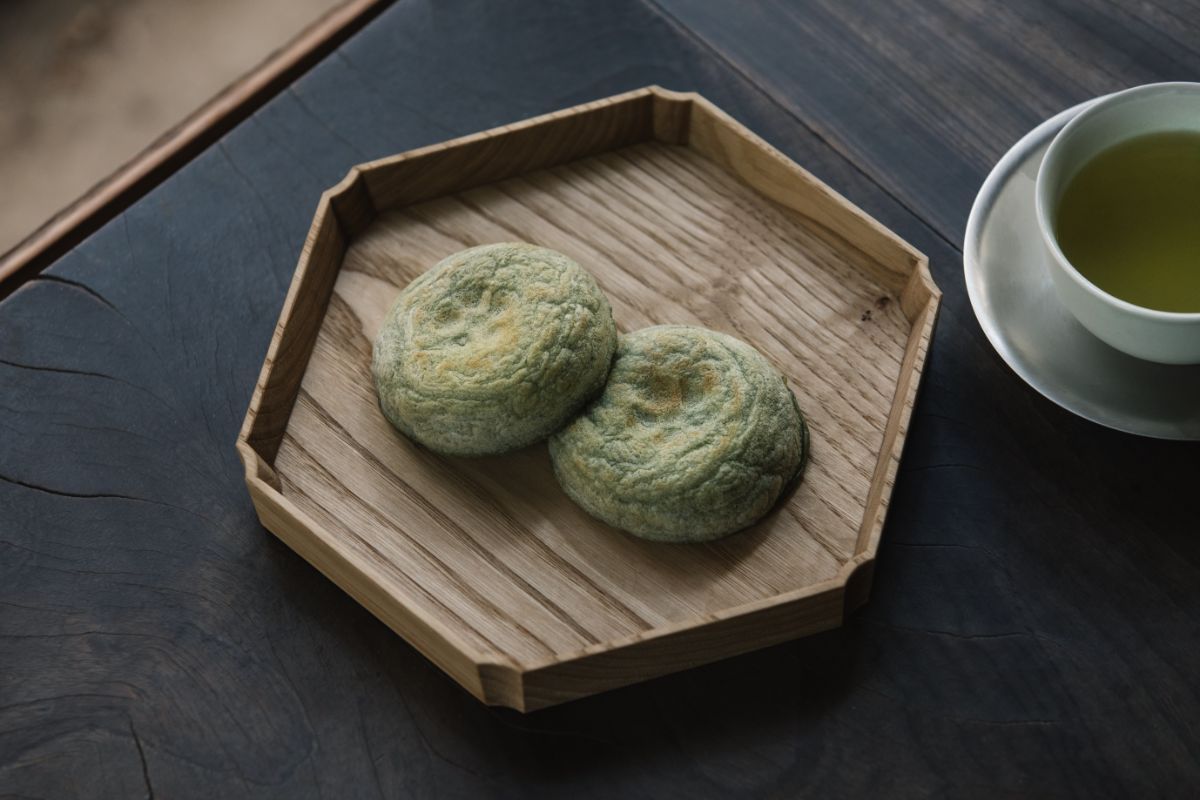 「よもぎ入り梅ヶ枝餅」1個150円 ※毎月25日限定