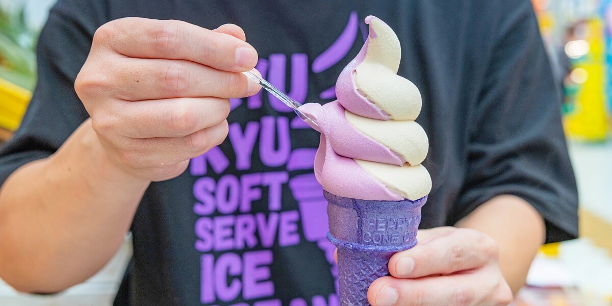 【国際通り】半年で20,000個！ 紅芋づくし！ 大人気のソフトクリームを味わうなら「琉球ソフトクリーム」へ