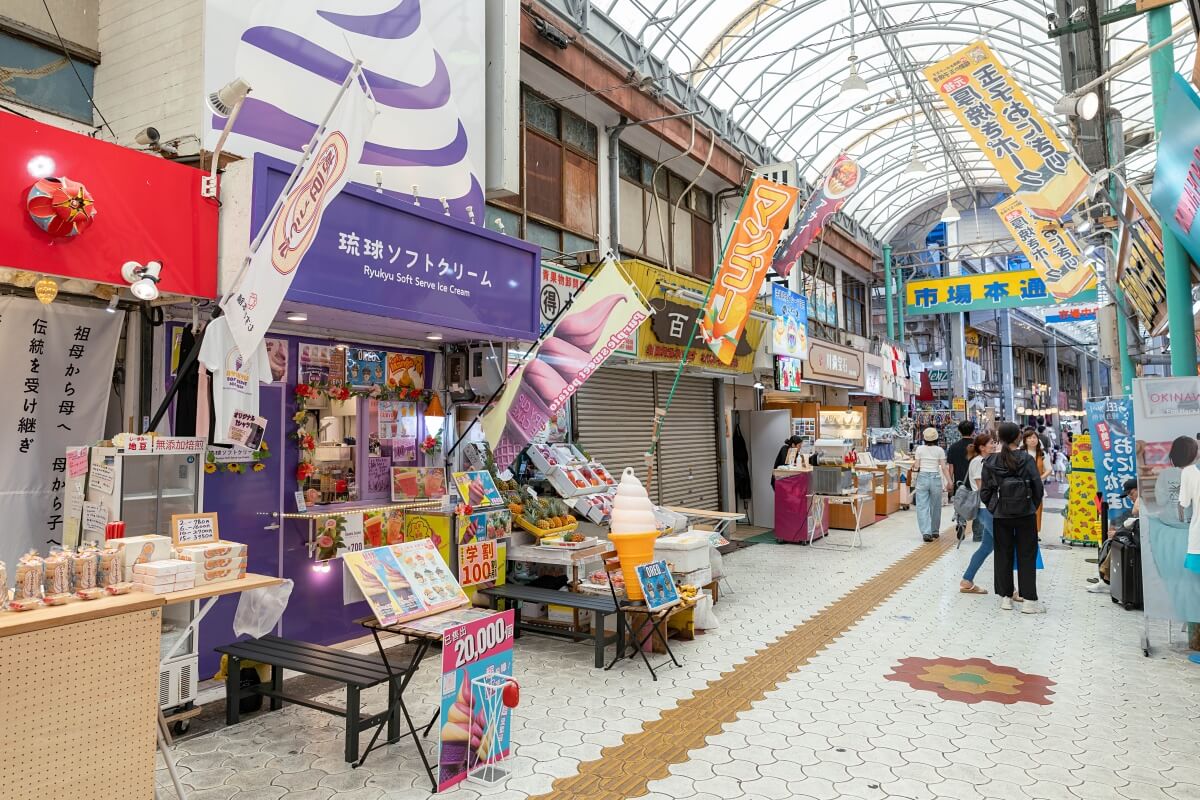 雨でも濡れずに観光が楽しめる市場本通り