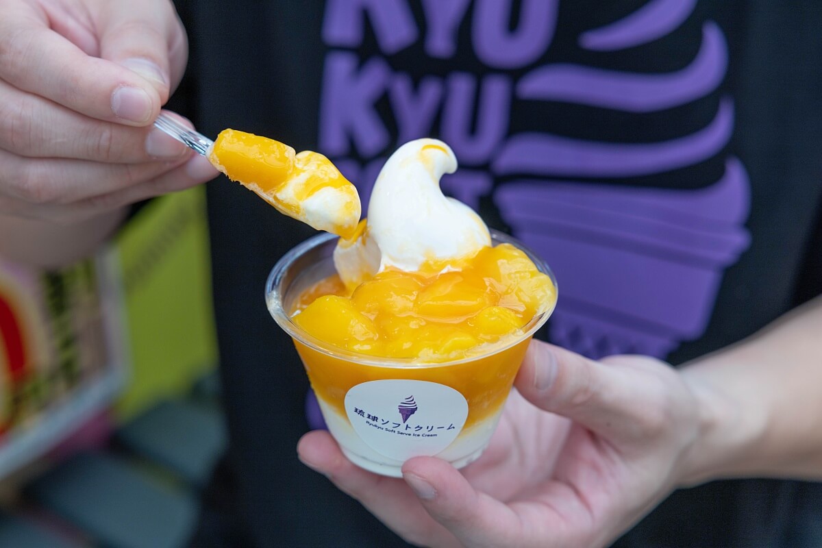 大きくカットされたマンゴーがたっぷりトッピングされている