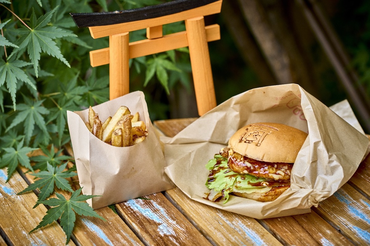 「グリルチキンバーガー スパイシーソース」700円　「国産ポテトM」300円