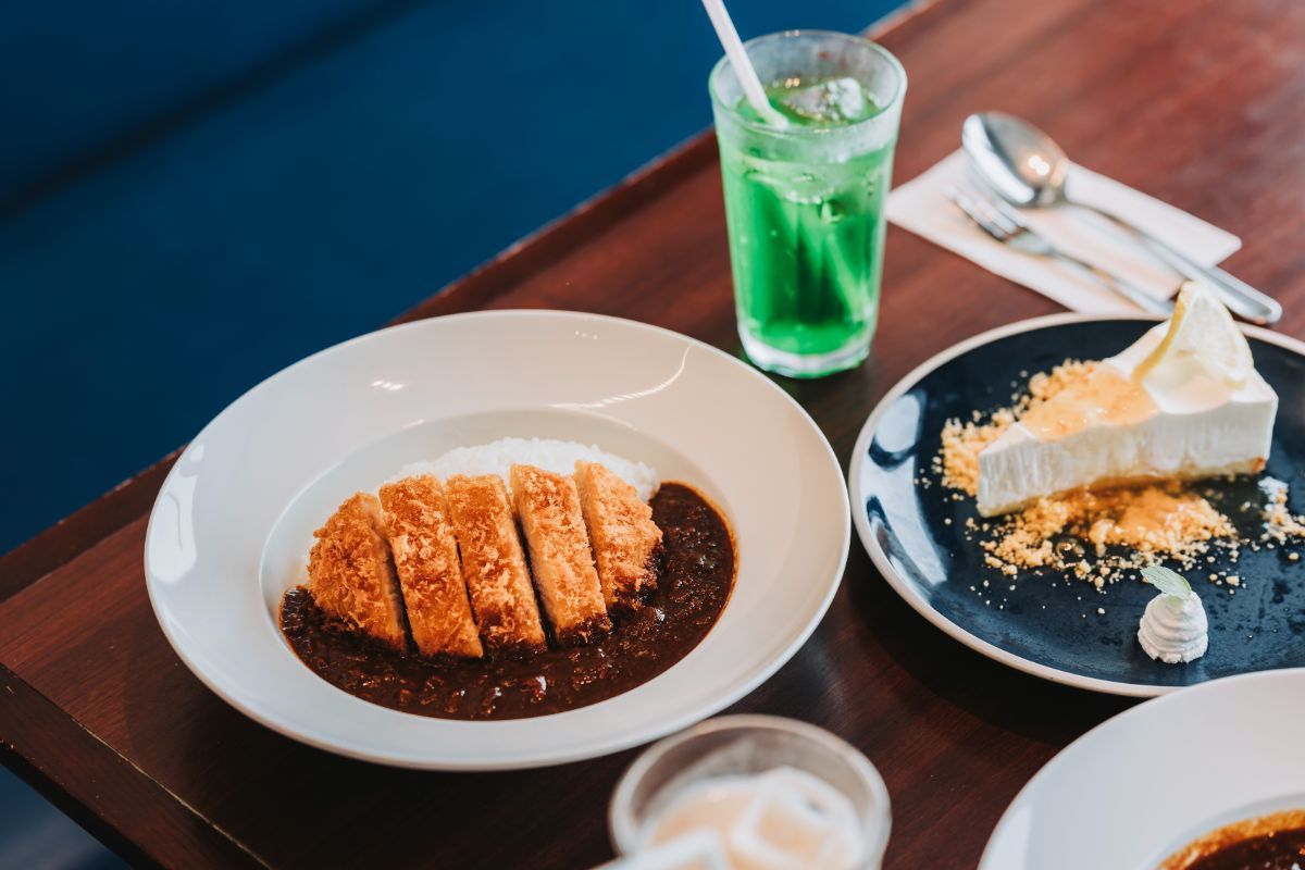 中央より「特製大涌谷カツカレー」1650円、「メロンソーダ」480円、「小田原レモンチーズケーキ」000円（期間限定）