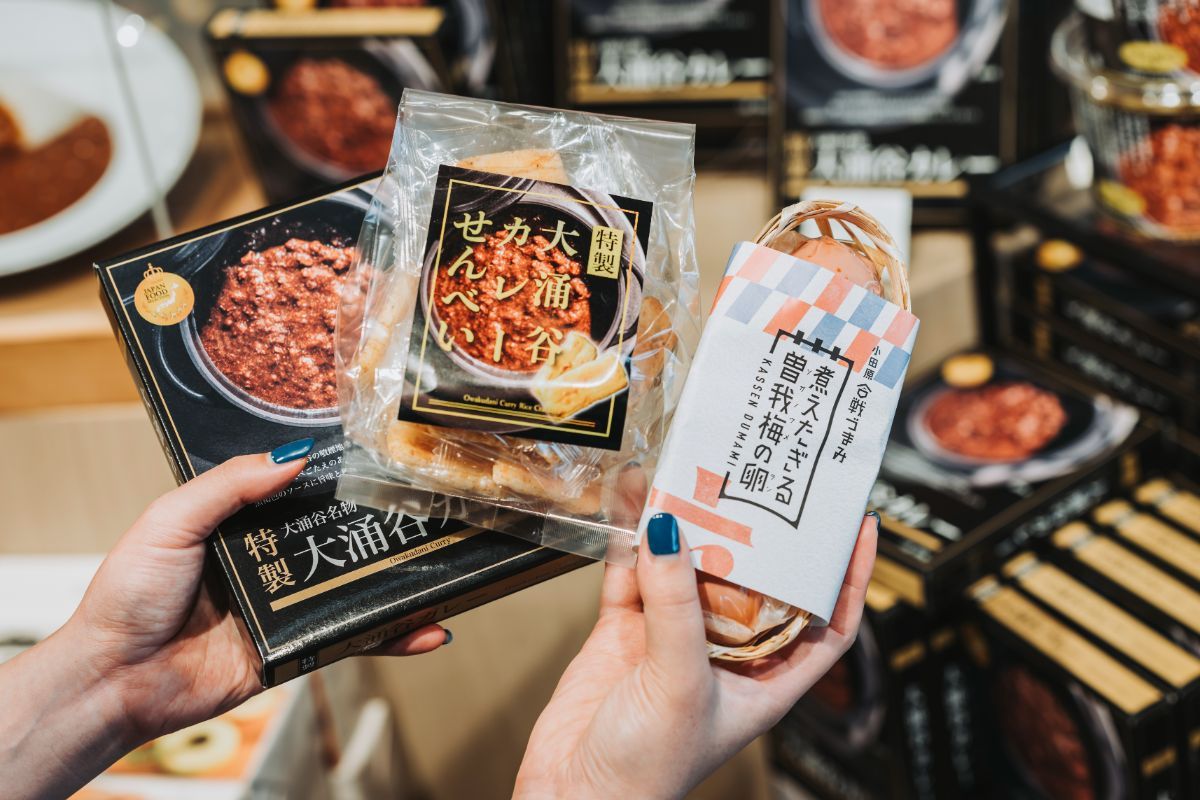 左から「大涌谷名物 特製大涌谷カレー」600円、「大涌谷カレーせんべい」430円、「煮えたぎる曽我の梅の卵」750円