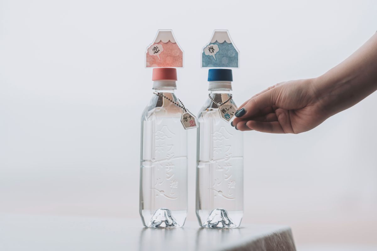 「フジサン推しボトル」550円、「アクスタ付きボトルキャップ」「ボトルタグ」各300円