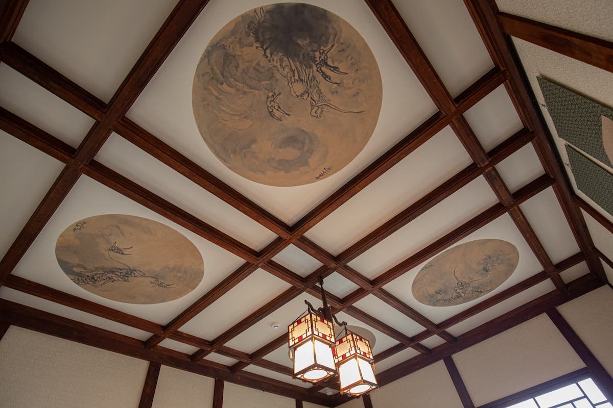 格天井には4枚の龍の天井画が見られる