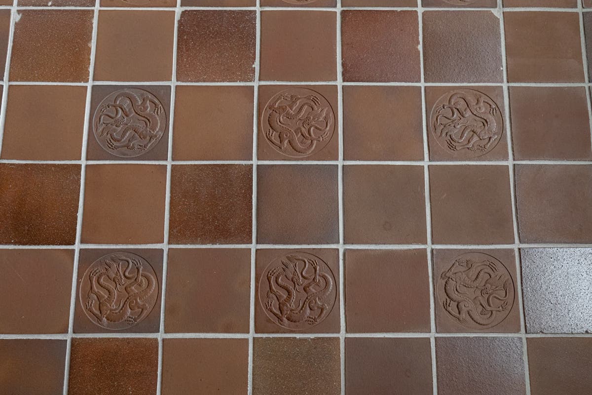 当時のオリジナル敷瓦と再現したものが敷かれている。龍は伊東忠太がデザインしたといわれる