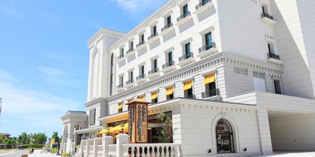 【神戸・三宮】足湯カフェに、人気店のパン食べ放題ランチも！ 「ラスイートルパンビル」の魅力を紹介