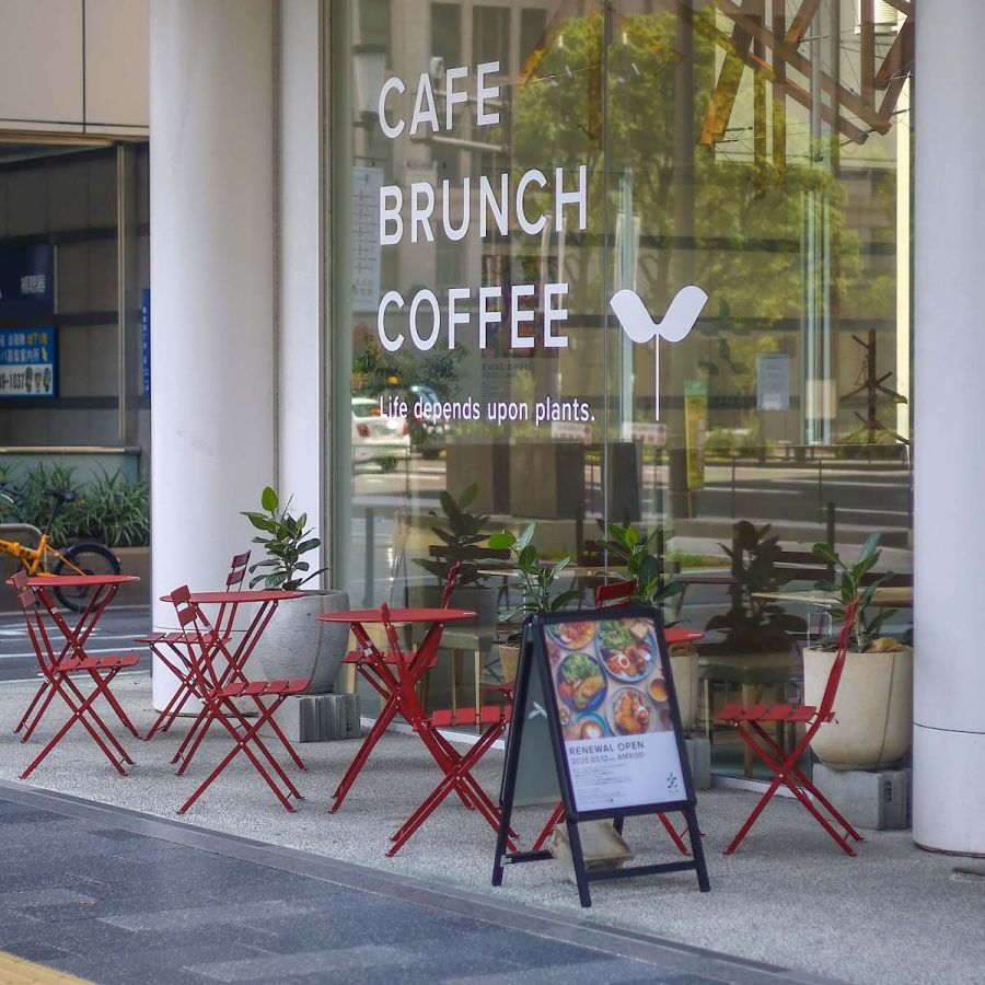 この界隈ではなかなか珍しいテラス席も多数あり