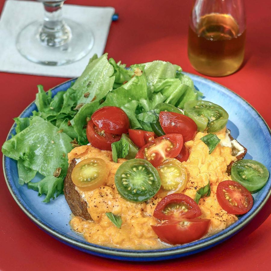 さわやかな酸味が心地いい「トマトとマスカルポーネのオープンサンド」1760円 ※ドリンク付