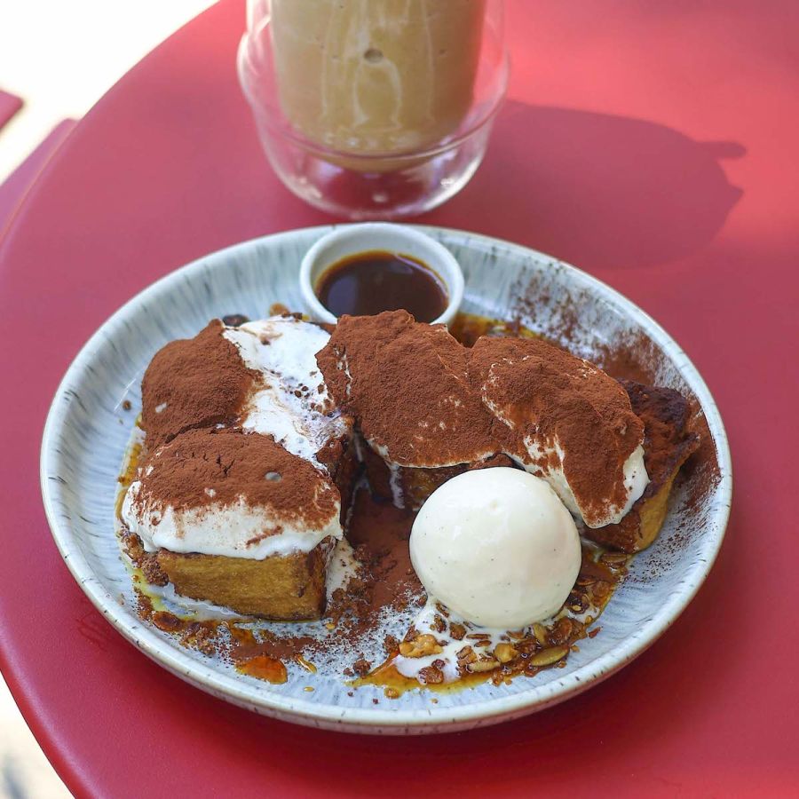 デザートのおすすめはこれ！「ティラミスのフレンチトースト」1540円（ドリンクは100円引きでオーダー可）