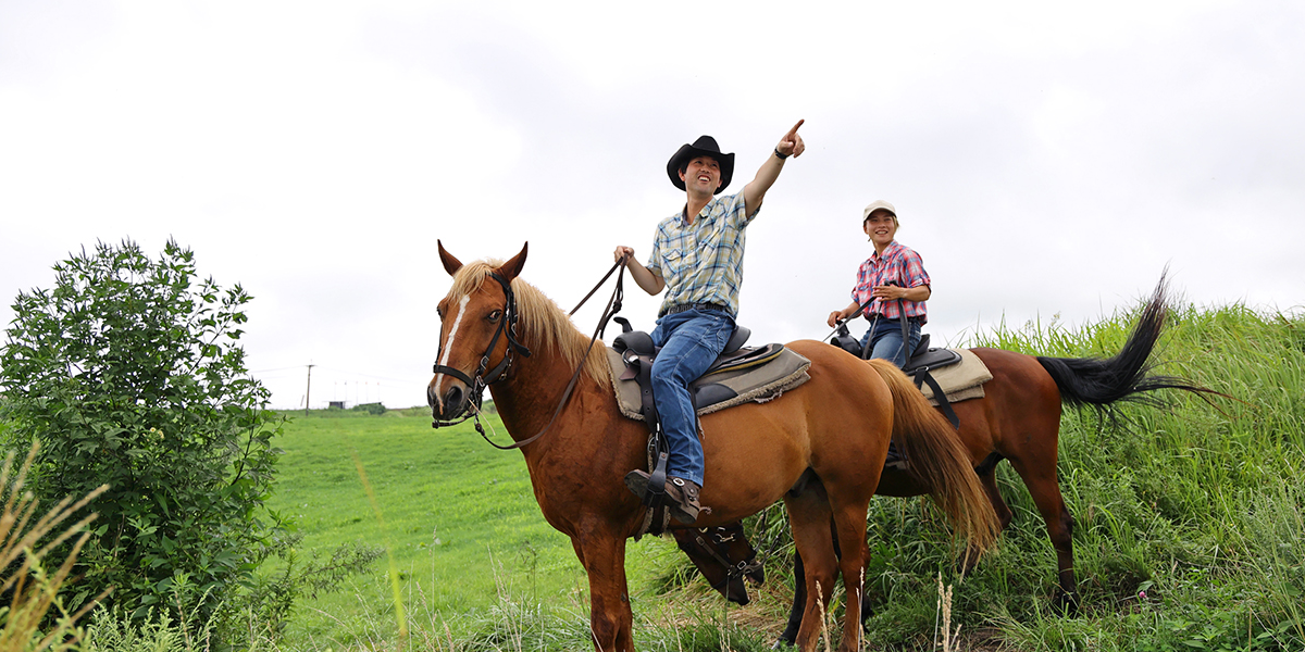 阿蘇に広がる大草原を満喫するなら“ホーストレッキング”がおすすめ！ 「エル・パティオ牧場」で爽快な乗馬体験を